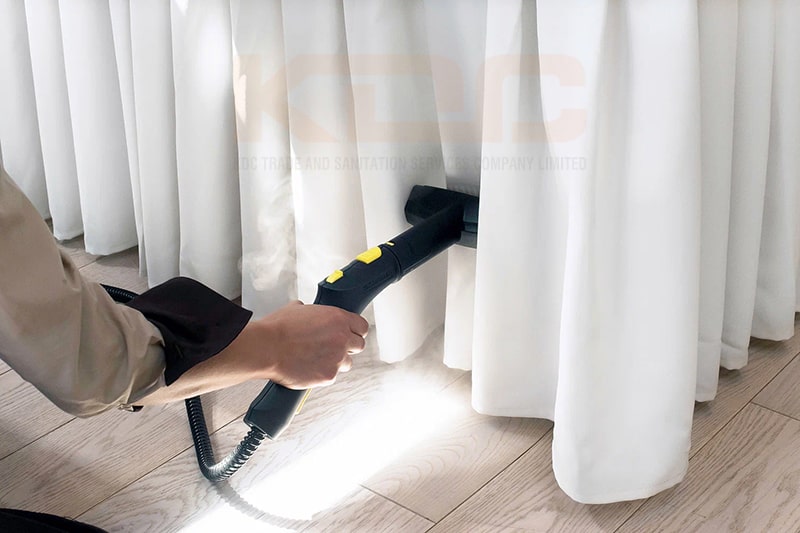 Kiểm tra chất liệu rèm là bước quan trọng đầu tiên trước khi bắt đầu công việc vệ sinh