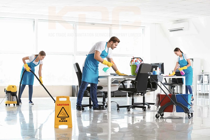 Quét dọn, thu gom rác thải, lau nhà bẩn, hút bụi