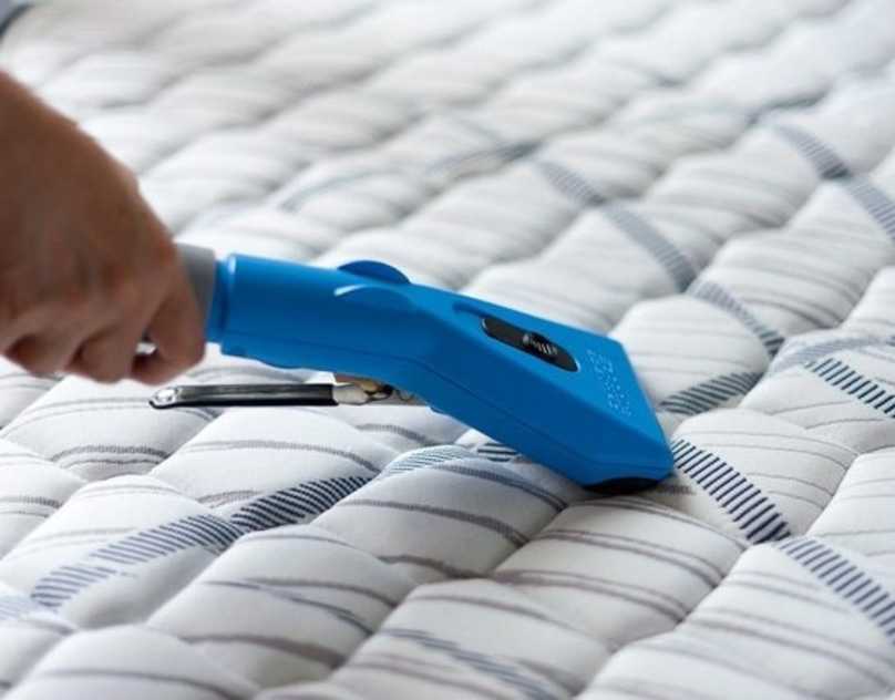 Nhân viên KDC nắm rõ quy trình giặt của từng loại nệm
