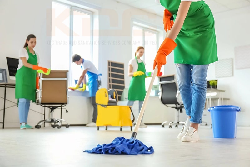 Lau chùi sàn nhà, làm sạch các vết bẩn