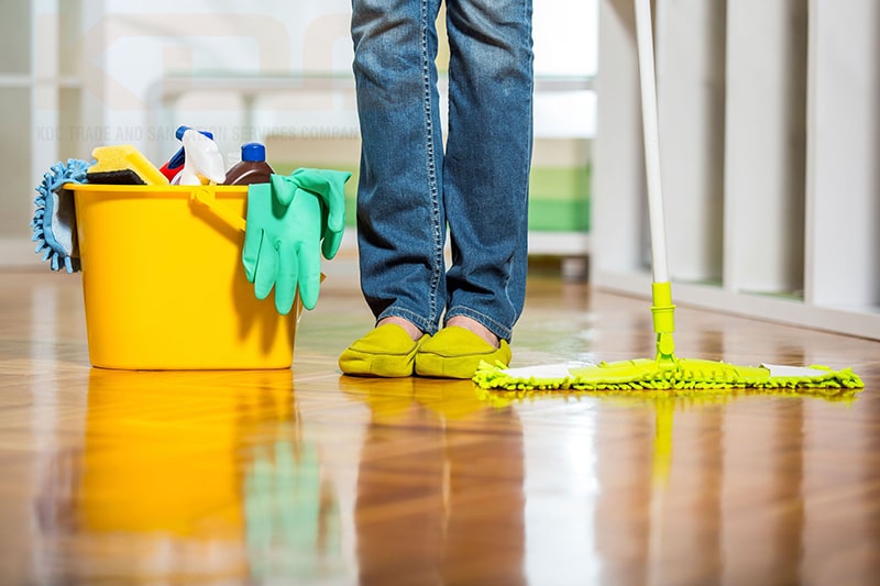 Dọn dẹp và lau chùi sàn nhà cho trẻ