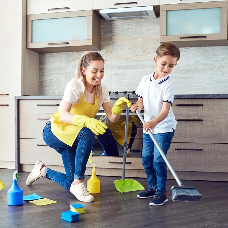 Thường xuyên dọn dẹp đồ chơi ngoài trời
