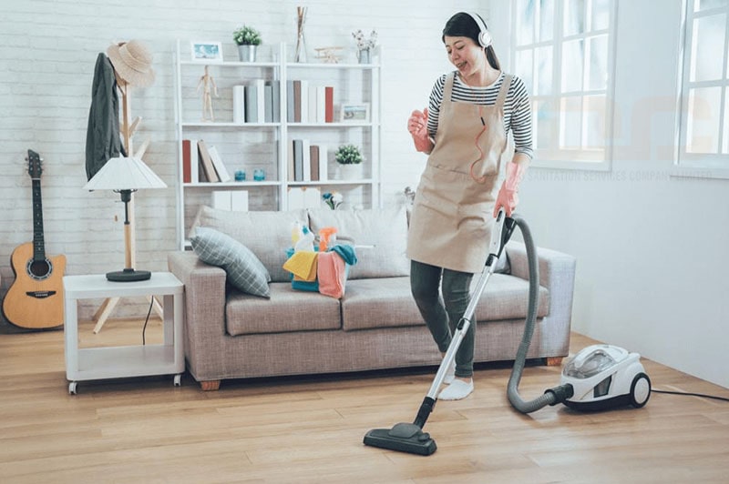 Hút sạch bụi bẩn bám trên sàn nhà