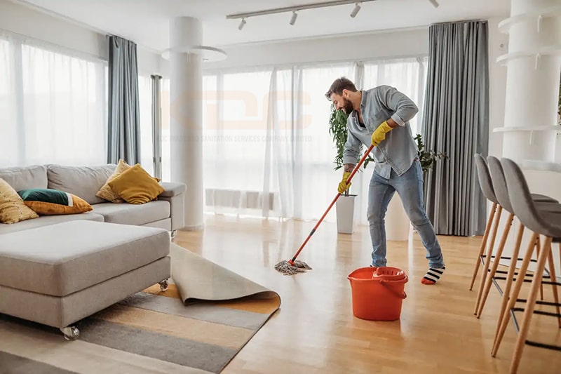 Dọn sạch mạng nhện, làm sạch đèn chiếu sáng và quạt trần